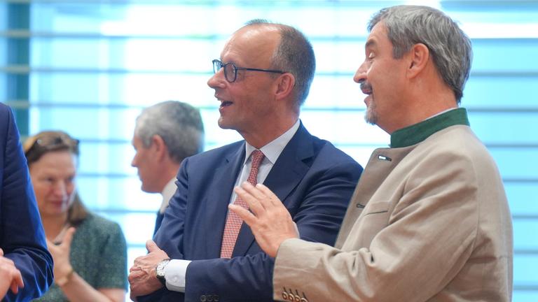 Bundeskanzler Friedrich Merz (CDU) gemeinsam mit Markus Soeder (CSU) Ministerpraesident von Bayern und Alexander Schweitzer (SPD) Ministerpraesident von Rheinland-Pfalz beim Auftakt der Bund-Laenderberatungen mit dem Bundeskanzler im Bundeskanzleramt