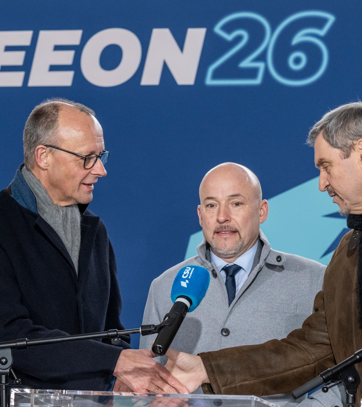  Bundeskanzler Friedrich Merz (l-r, CDU), CSU-Landesgruppenchef Alexander Hoffmann und Markus Söder, CSU-Vorsitzender, nehmen an der Pressekonferenz teil