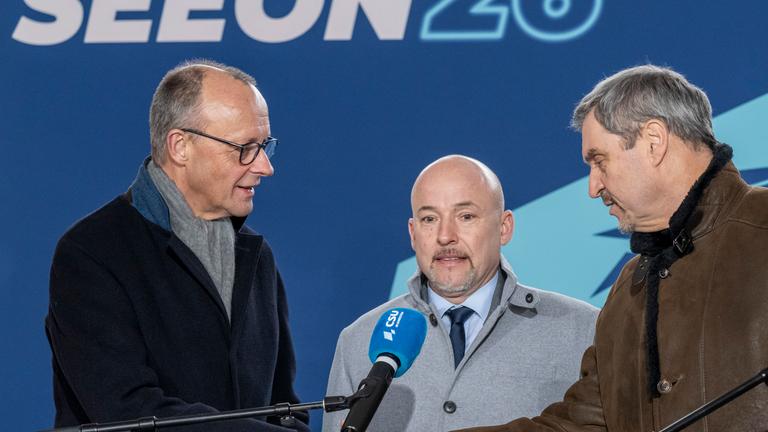 Bundeskanzler Friedrich Merz (l-r, CDU), CSU-Landesgruppenchef Alexander Hoffmann und Markus Söder, CSU-Vorsitzender, nehmen an der Pressekonferenz teil