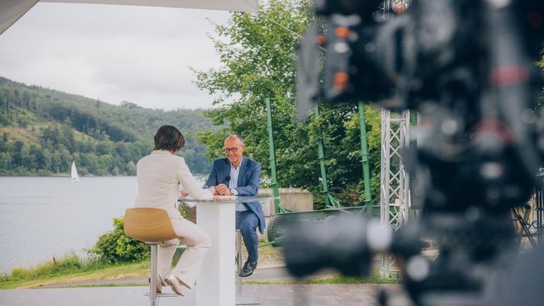 Bundeskanzler Friedrich Merz im Gespräch mit Diana Zimmermann