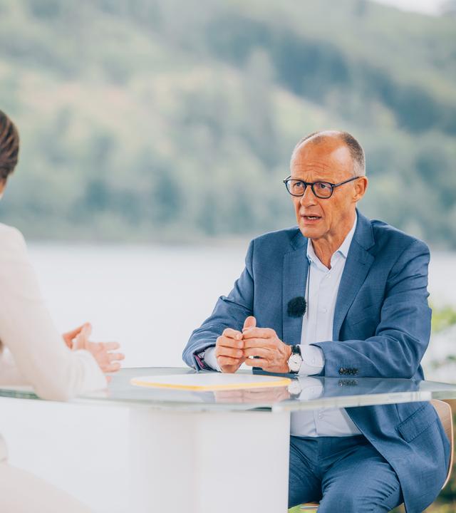 Bundeskanzler Friedrich Merz (CDU) spricht mit der Leiterin des ZDF-Hauptstadtstudio, Diana Zimmermann, beim ZDF Sommerinterview 2026 in Meschede.