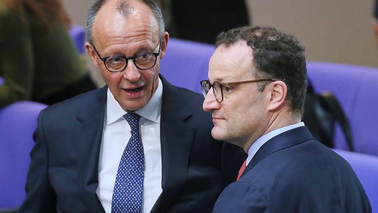 Friedrich Merz (l.) und Jens Spahn im Bundestag (Archivbild)