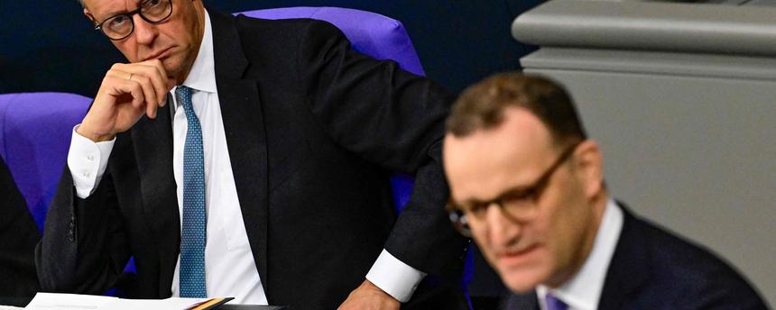 Der deutsche Bundeskanzler Friedrich Merz (links) blickt hinüber zu Jens Spahn, dem Fraktionsvorsitzenden der CDU, während einer Generaldebatte über den Haushalt des Bundeskanzleramts im Bundestag, dem Unterhaus des deutschen Parlaments, am 26. 11. 2025 in Berlin. 