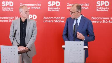 Merz (R) und der Fraktionsvorsitzende des Bundestags Matthias Miersch (L) der Sozialdemokratischen Partei (SPD) nehmen an einer Pressekonferenz
