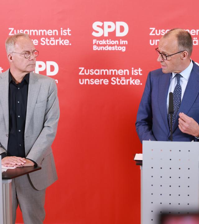 Merz (R) und der Fraktionsvorsitzende des Bundestags Matthias Miersch (L) der Sozialdemokratischen Partei (SPD) nehmen an einer Pressekonferenz