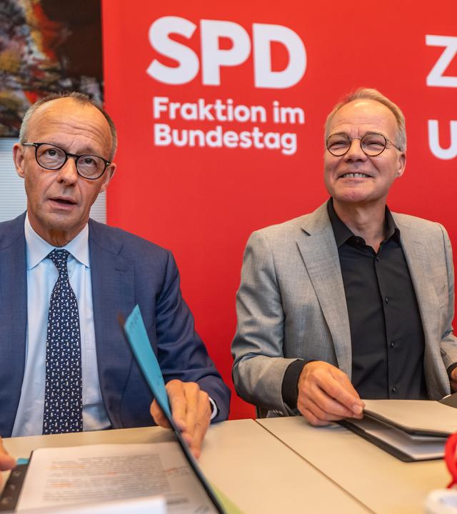Merz (R) und der Fraktionsvorsitzende des Bundestags Matthias Miersch (L) der Sozialdemokratischen Partei (SPD) nehmen an einer Pressekonferenz