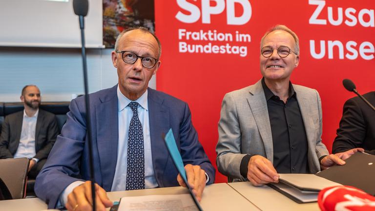 Merz (R) und der Fraktionsvorsitzende des Bundestags Matthias Miersch (L) der Sozialdemokratischen Partei (SPD) nehmen an einer Pressekonferenz