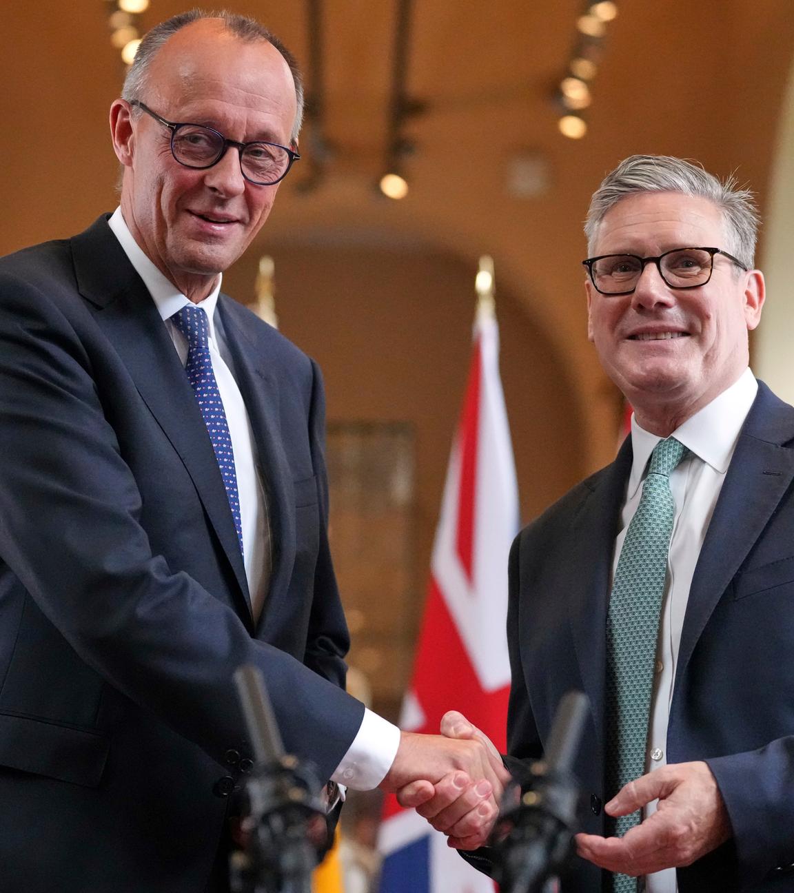 Der britische Premierminister Keir Starmer und der deutsche Bundeskanzler Friedrich Merz geben sich die Hand, als sie am Donnerstag, dem 17. Juli 2025, an der Unterzeichnungszeremonie eines umfassenden bilateralen Kooperationsvertrags in London teilnehmen.