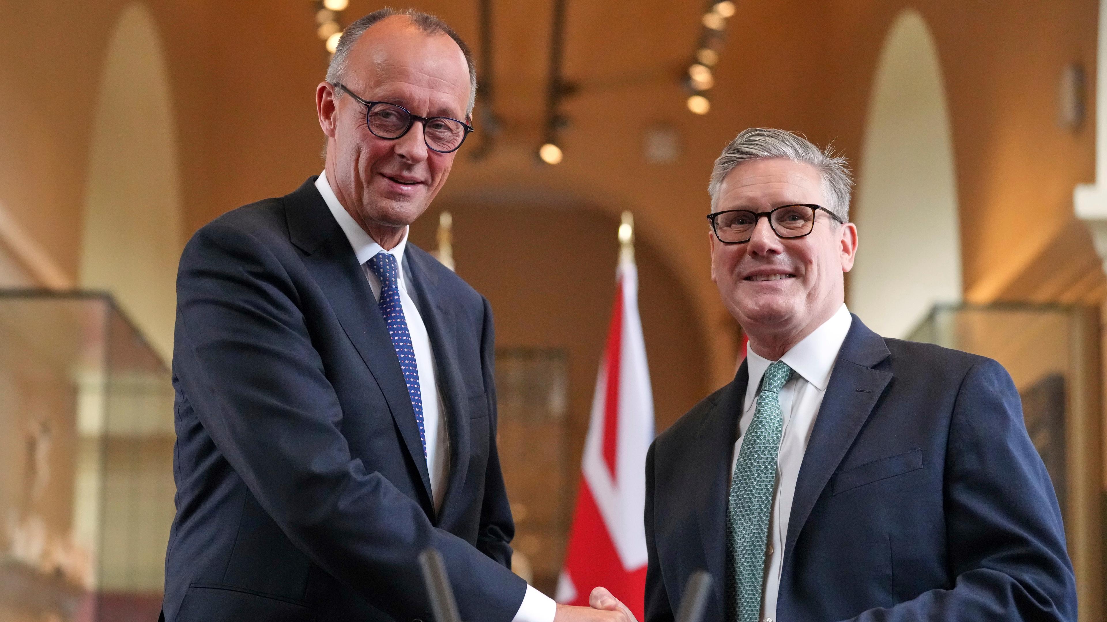 Der britische Premierminister Keir Starmer und der deutsche Bundeskanzler Friedrich Merz geben sich die Hand, als sie am Donnerstag, dem 17. Juli 2025, an der Unterzeichnungszeremonie eines umfassenden bilateralen Kooperationsvertrags in London teilnehmen.