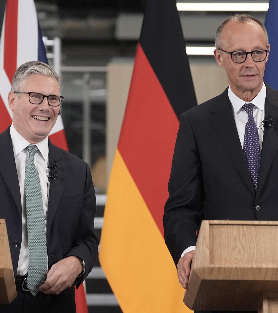 Der britische Premierminister Keir Starmer und der deutsche Bundeskanzler Friedrich Merz äußern sich bei ihrem Besuch des Airbus-Werks im südenglischen Stevenage am 17. Juli 2025 nach der Unterzeichnung eines bilateralen Kooperationsvertrags.