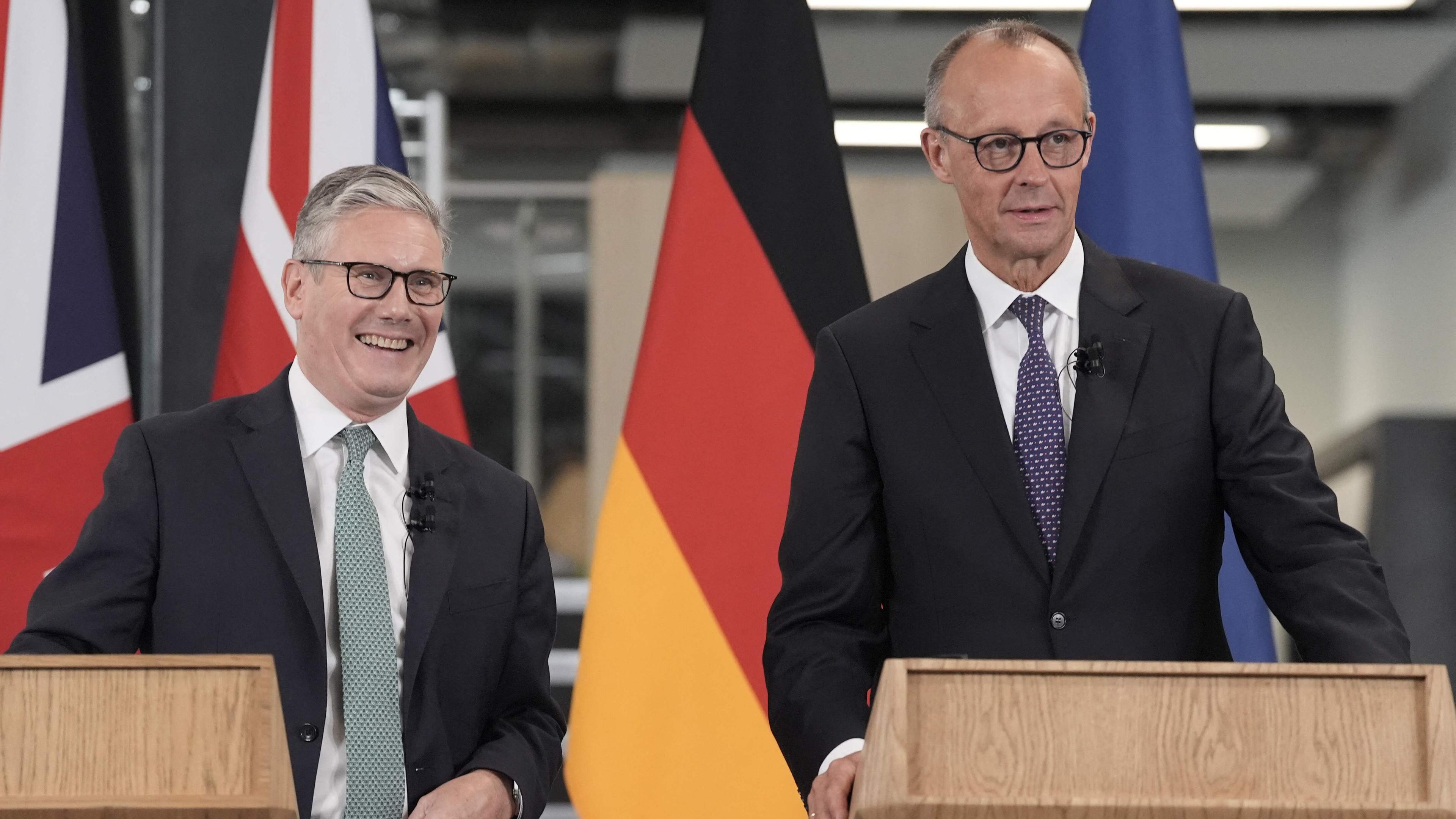 Der britische Premierminister Keir Starmer und der deutsche Bundeskanzler Friedrich Merz äußern sich bei ihrem Besuch des Airbus-Werks im südenglischen Stevenage am 17. Juli 2025 nach der Unterzeichnung eines bilateralen Kooperationsvertrags.