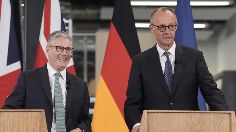 Der britische Premierminister Keir Starmer und der deutsche Bundeskanzler Friedrich Merz äußern sich bei ihrem Besuch des Airbus-Werks im südenglischen Stevenage am 17. Juli 2025 nach der Unterzeichnung eines bilateralen Kooperationsvertrags.