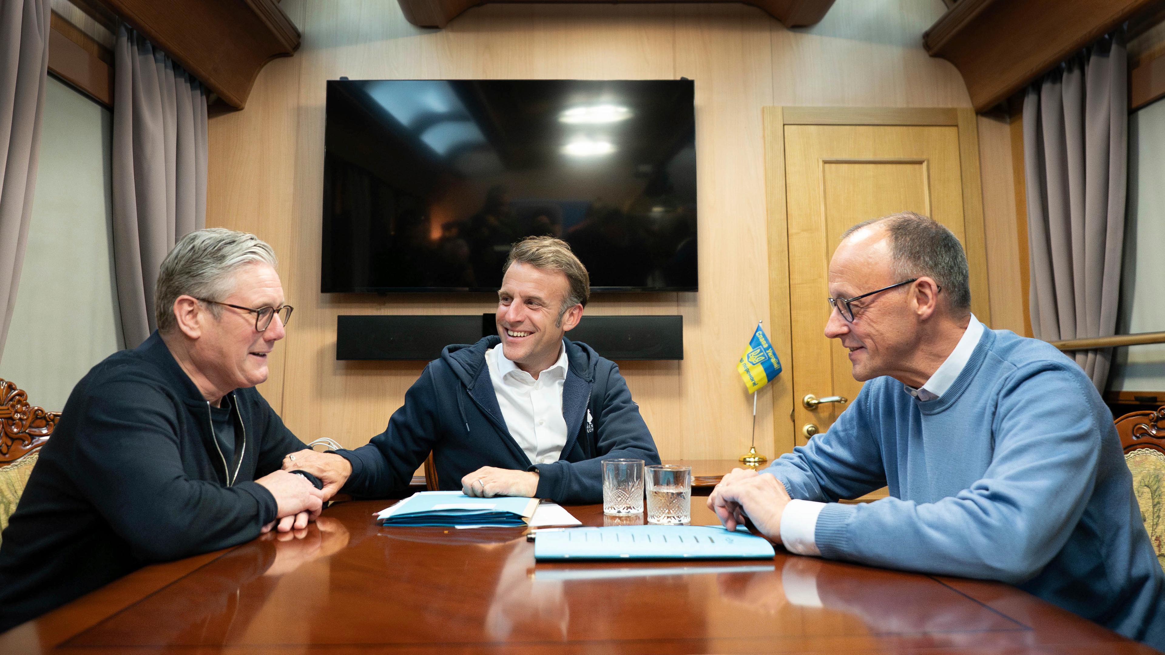 Die Regierungschefs Merz, Starmer und Macron im Zug unterwegs in die Ukraine.