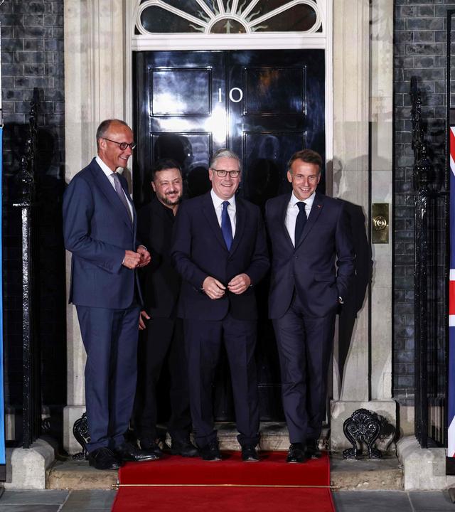 London: Bundeskanzler Merz, der britische Premierminister Starmer und Frankreich Präsident Macron stehen zusammen mit dem ukrainischen Präsidenten Selenskyj vor der Downing Street 10.