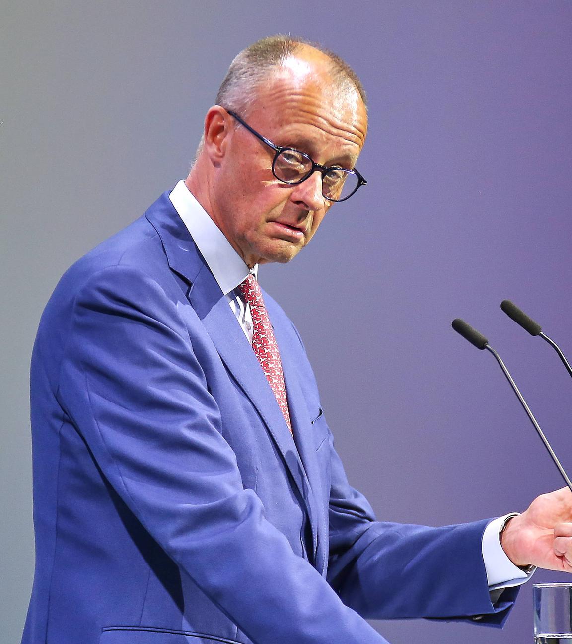 Bundeskanzler Friedrich Merz CDU hält eine Rede.