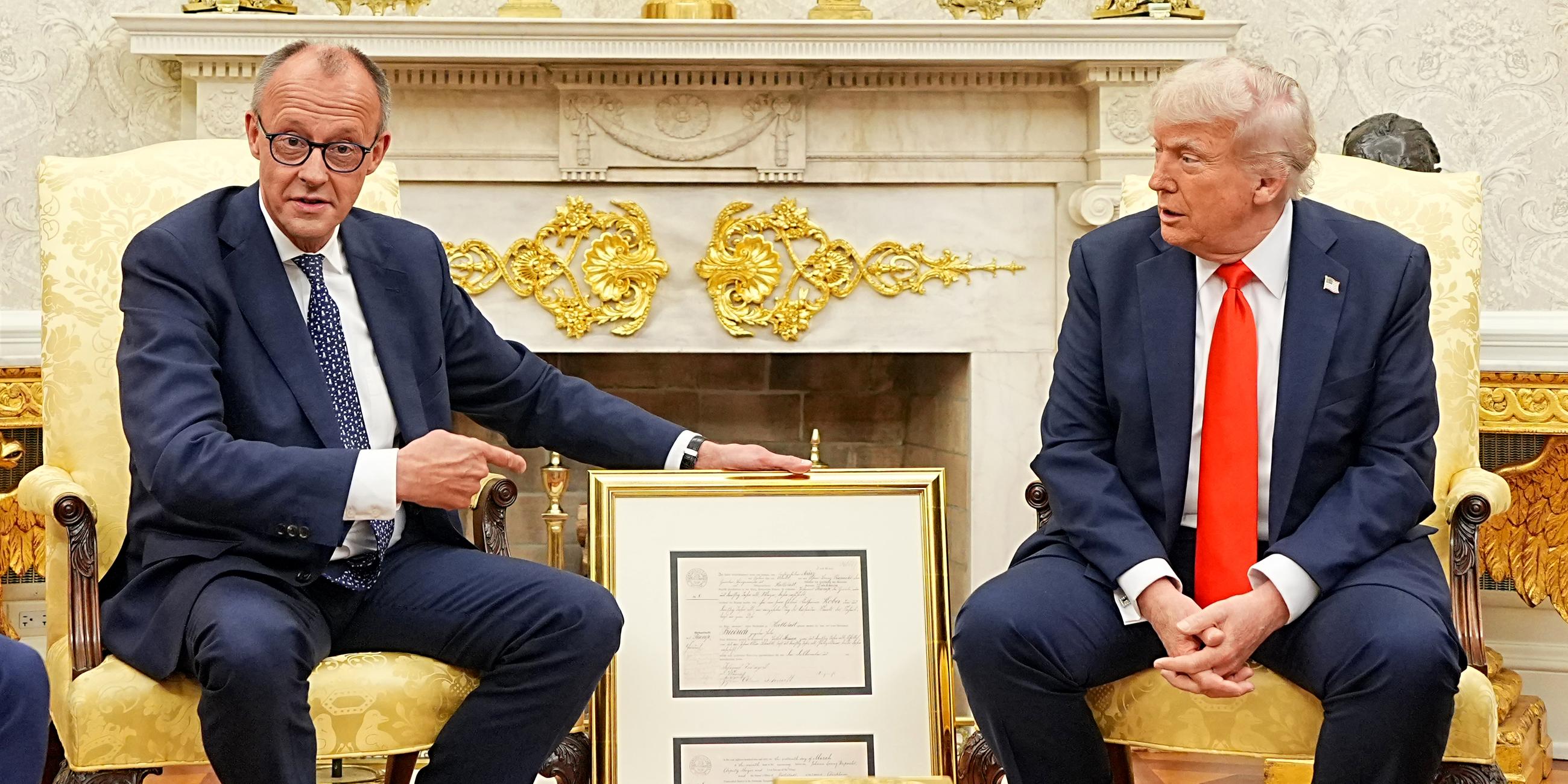 Bundeskanzler Merz und US-Präsident Trump sind vor dem Weißen Haus abgebildet.