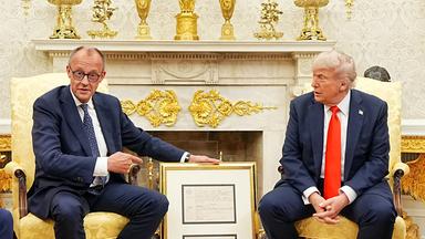 Bundeskanzler Merz und US-Präsident Trump sind vor dem Weißen Haus abgebildet.