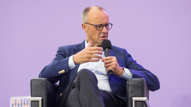 Bundeskanzler Friedrich Merz  waehrend eines Buehnengespraechs beim Tag der offenen Tuer im Bundeskanzleramt in Berlin