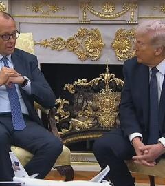 Der US-Präsident Donald Trump und der deutsche Bundeskanzler Friedrich Merz sitzen im Oval Office