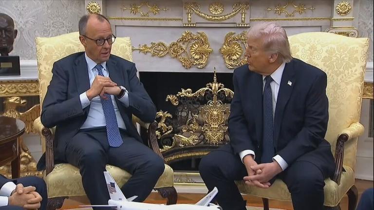 Der US-Präsident Donald Trump und der deutsche Bundeskanzler Friedrich Merz sitzen im Oval Office