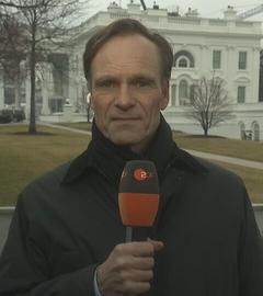 ZDF-Korrespondent Wulf Schmiese vor dem Weißen Haus 