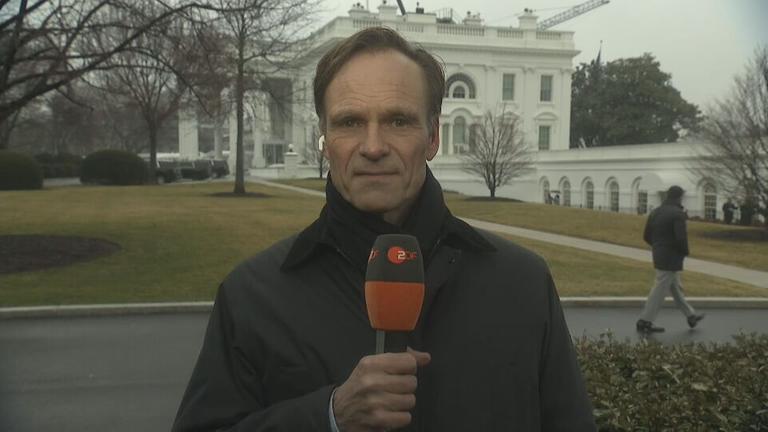 ZDF-Korrespondent Wulf Schmiese vor dem Weißen Haus 