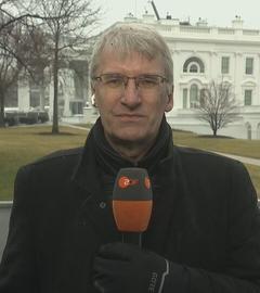 ZDF-Korrespondent Elmar Theveßen vor dem Weißen Haus in Washington