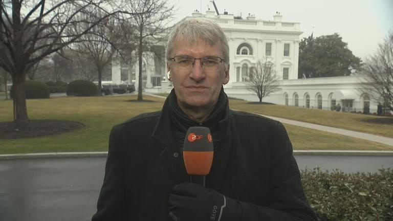 ZDF-Korrespondent Elmar Theveßen vor dem Weißen Haus in Washington