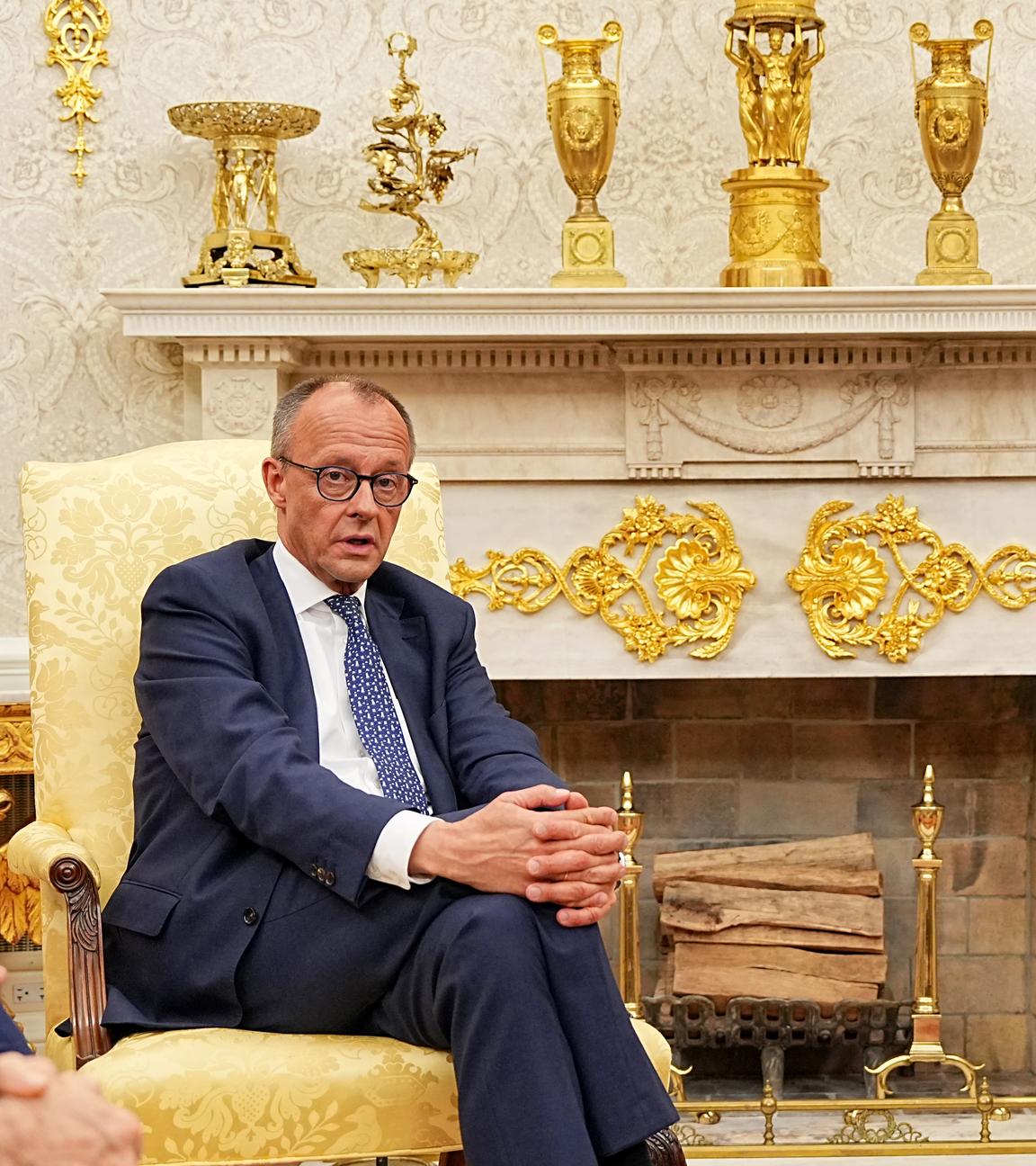 US-Präsident Donald Trump (r) empfängt Bundeskanzler Friedrich Merz (CDU) im Oval Office im Weißen Haus. 