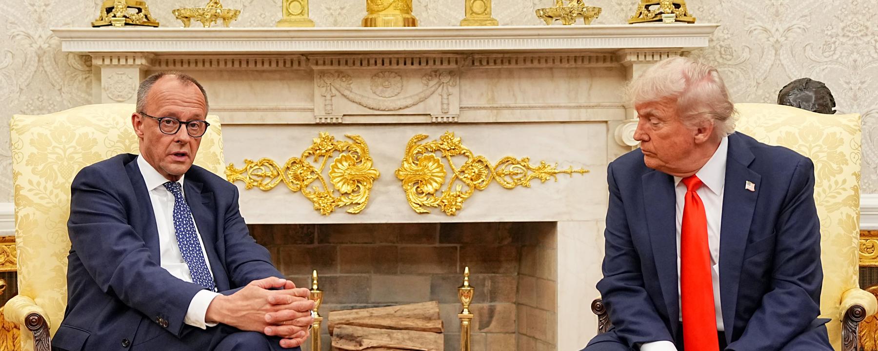 US-Präsident Donald Trump (r) empfängt Bundeskanzler Friedrich Merz (CDU) im Oval Office im Weißen Haus. 