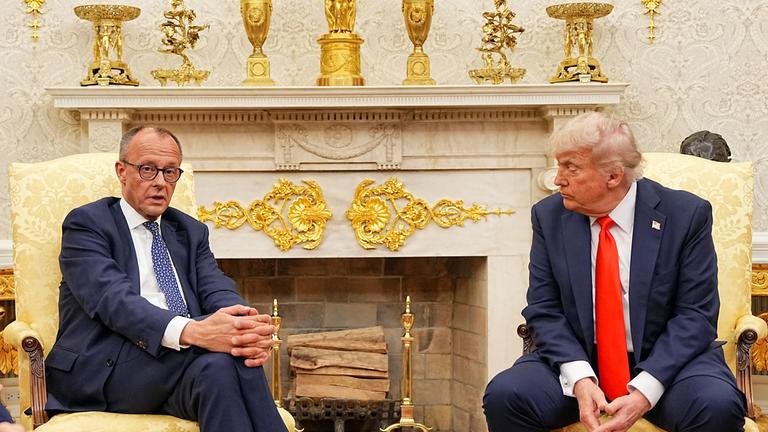 US-Präsident Donald Trump (r) empfängt Bundeskanzler Friedrich Merz (CDU) im Oval Office im Weißen Haus. 