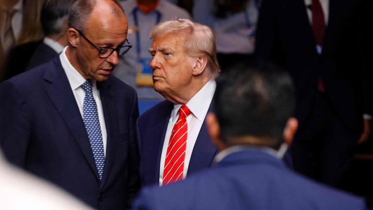 Friedrich Merz unterhält sich mit Donald Trump während des Nato-Gipfels am 25.05.2026 in Den Haag.