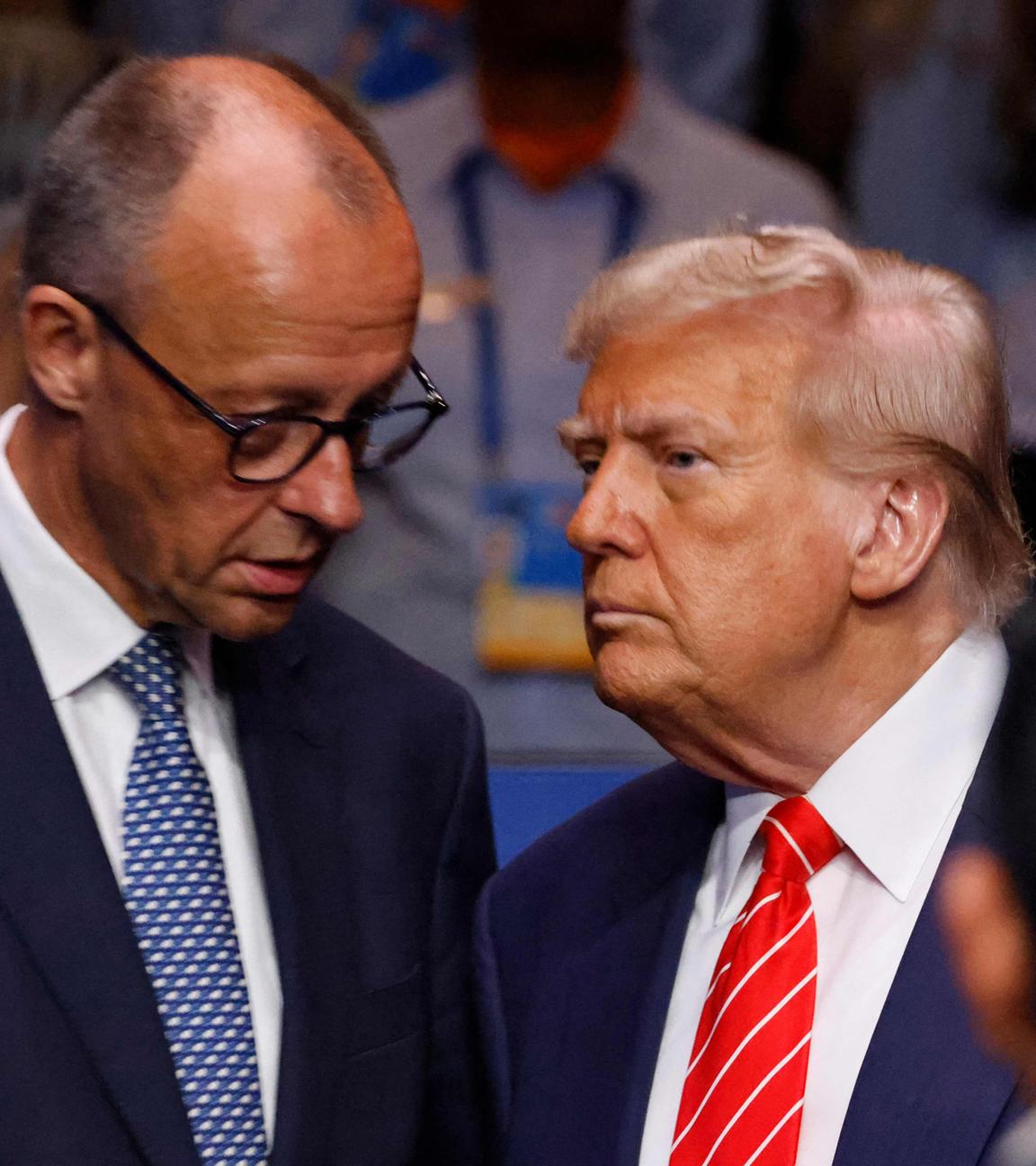 Der deutsche Kanzler Friedrich Merz spricht mit US-Präsident Donald Trump