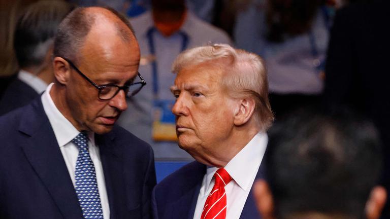 Der deutsche Kanzler Friedrich Merz spricht mit US-Präsident Donald Trump