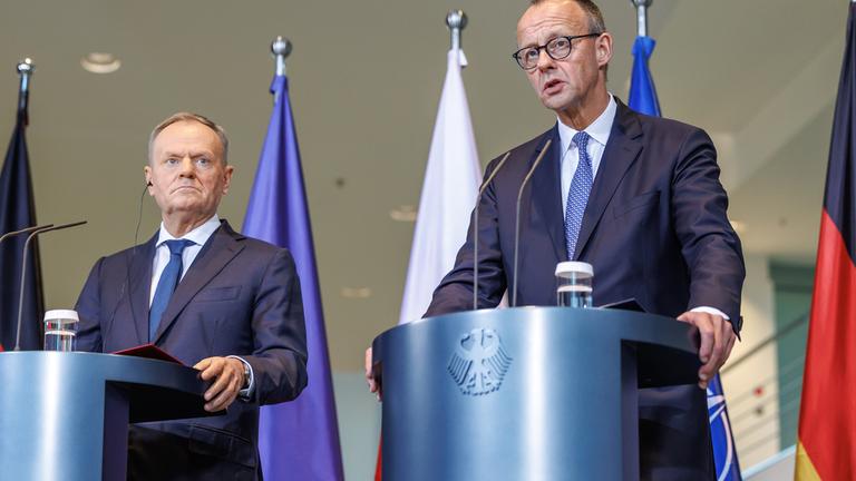 Bundeskanzler Friedrich Merz (CDU) spricht auf einer gemeinsamen Pressekonferenz mit Ministerpraesidenten der Republik Polen, Donald Tusk in Berlin am 01.12.2025.