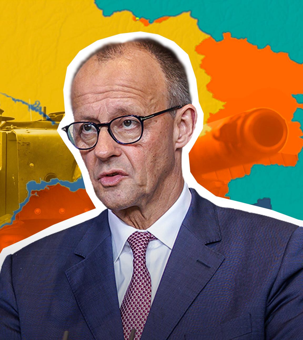 Bundeskanzler Friedirch Merz steht vor einer Karte der Ukraine. Links sind zwei Soldaten auf einem Panzer zu sehen. 