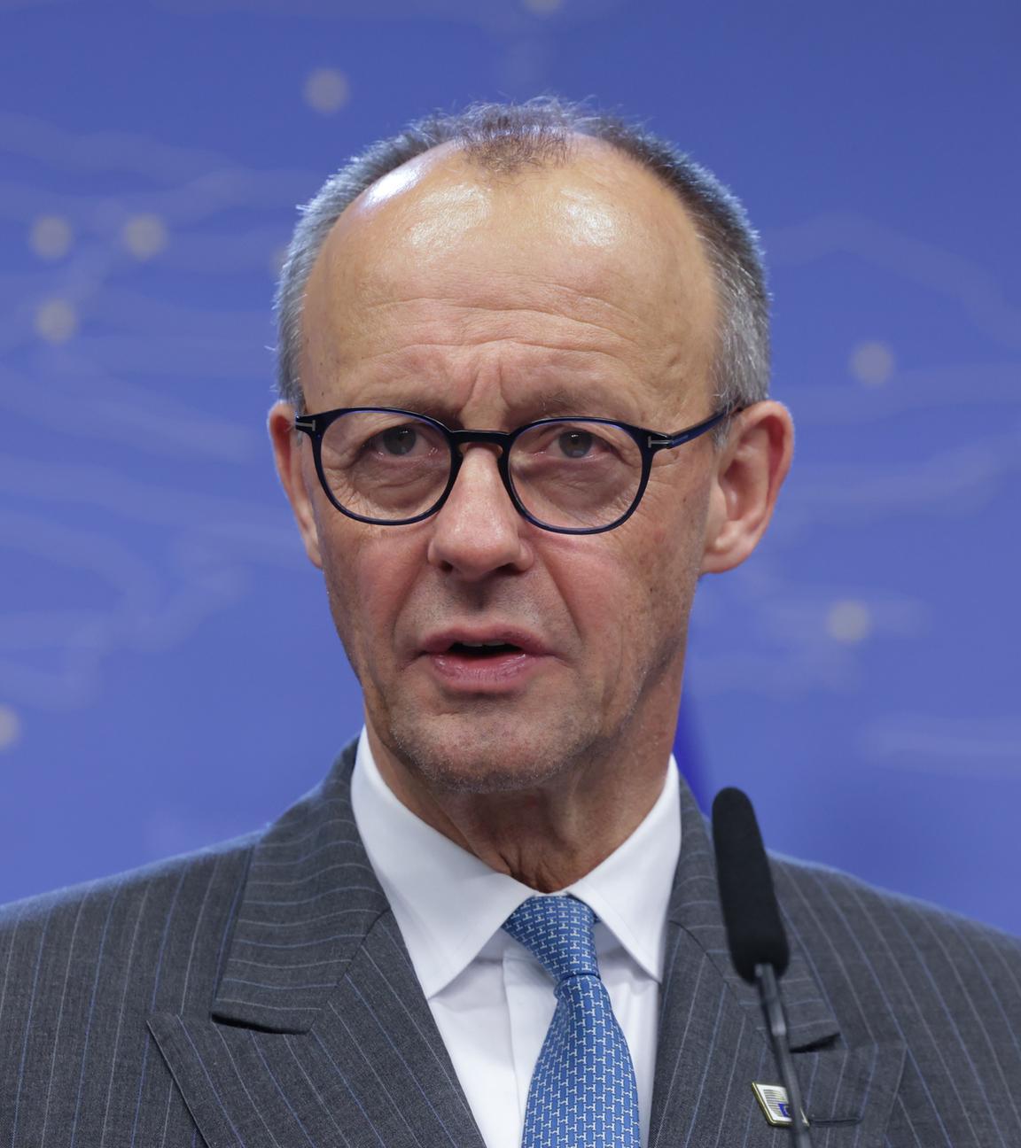 Der deutsche Bundeskanzler Friedrich Merz spricht am Ende des ersten Tages des EU-Gipfels in Brüssel, Belgien, am 19. Dezember 2025 mit den Medien.