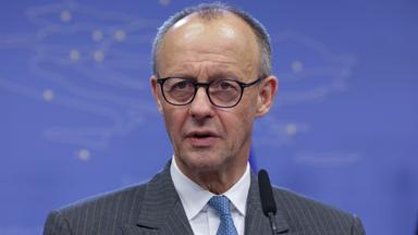 Der deutsche Bundeskanzler Friedrich Merz spricht am Ende des ersten Tages des EU-Gipfels in Brüssel, Belgien, am 19. Dezember 2025 mit den Medien.