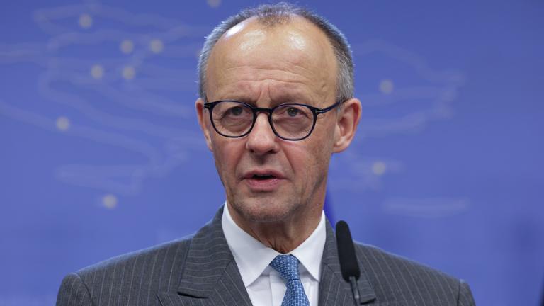 Der deutsche Bundeskanzler Friedrich Merz spricht am Ende des ersten Tages des EU-Gipfels in Brüssel, Belgien, am 19. Dezember 2025 mit den Medien.