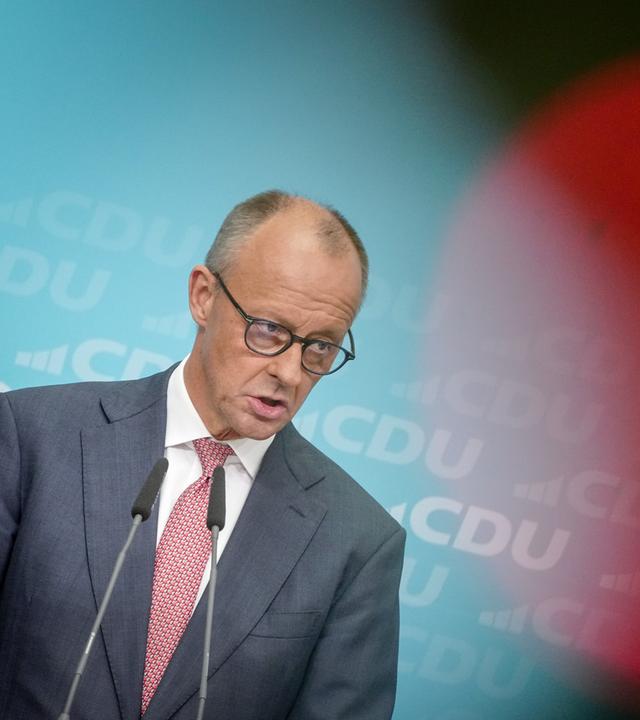 Bundeskanzler Friedrich Merz (CDU) gibt eine Pressekonferenz nach der Landtagswahl in Mecklenburg-Vorpommern und der Abgeordnetenhauswahl in Berlin.