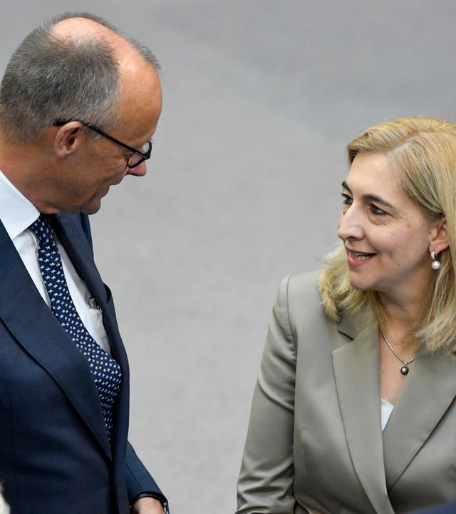 Friedrich Merz (links) und Nina Warken (rechts) in der 90. Sitzung des 21. Deutschen Bundestages im Reichstagsgebäude. 