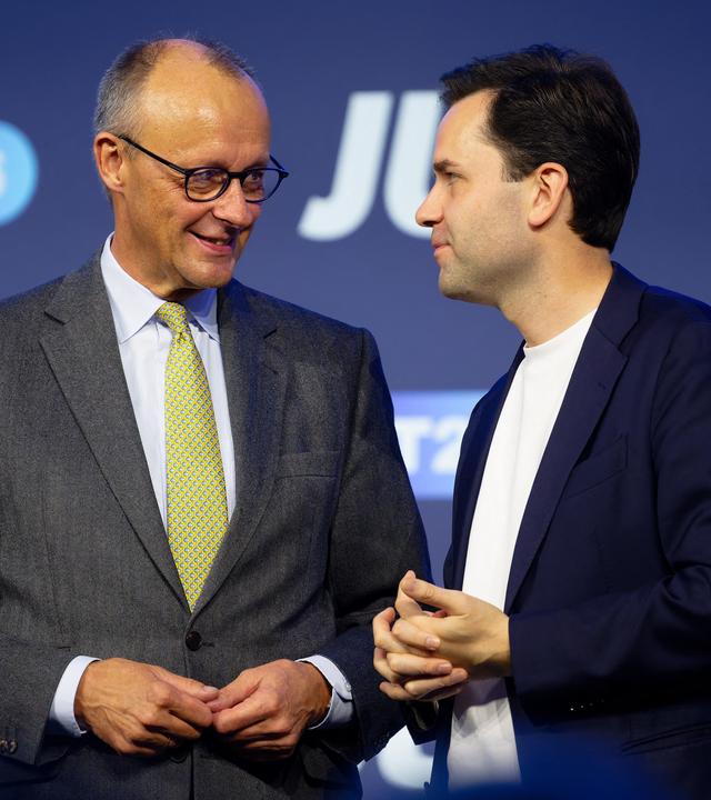 17.10.2026, Nordrhein-Westfalen, Bonn: Bundeskanzler Friedrich Merz (CDU, links) und Johannes Winkel (CDU), Vorsitzender der Jungen Union, stehen beim Deutschlandtag der Jungen Union auf der Bühne.