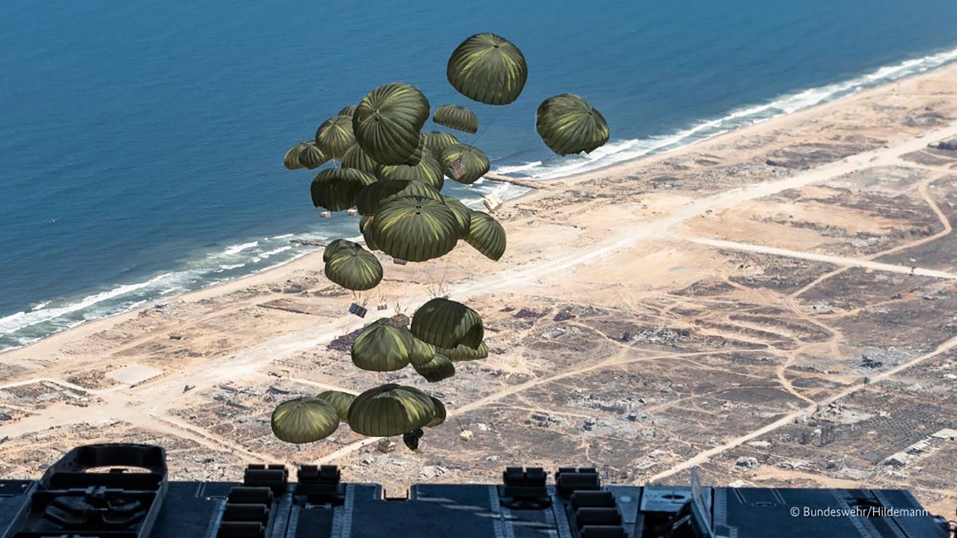 Fallende Hilfsgüter-Schirme der deutschen Luftbrücke vom 01.08.2025 über Gaza.