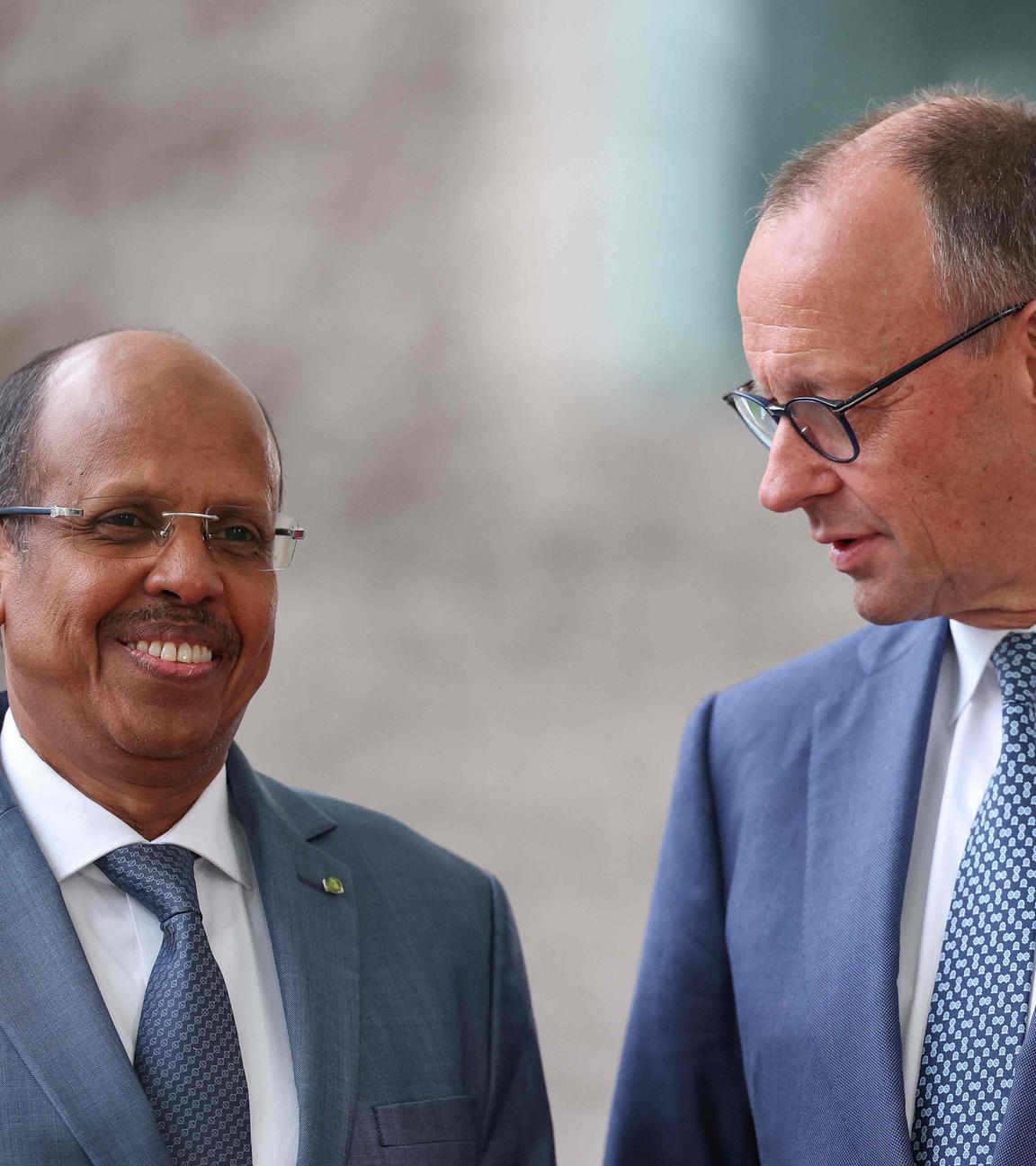 Bundeskanzler Friedrich Merz mit Mahmoud Ali Youssouf, Präsident der Afrikanischen Union