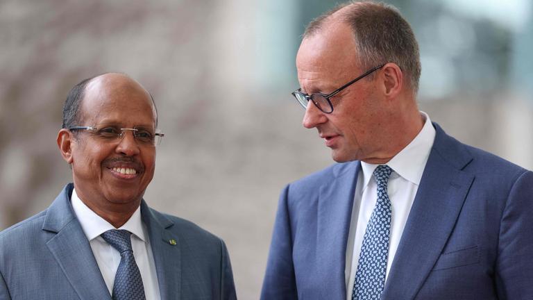 Bundeskanzler Friedrich Merz mit Mahmoud Ali Youssouf, Präsident der Afrikanischen Union
