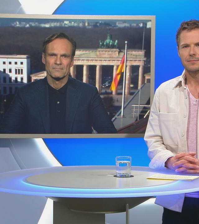 Moderator Florian Weiss im Schaltgespräch mit ZDF-Korrespondent Wulf Schmiese.