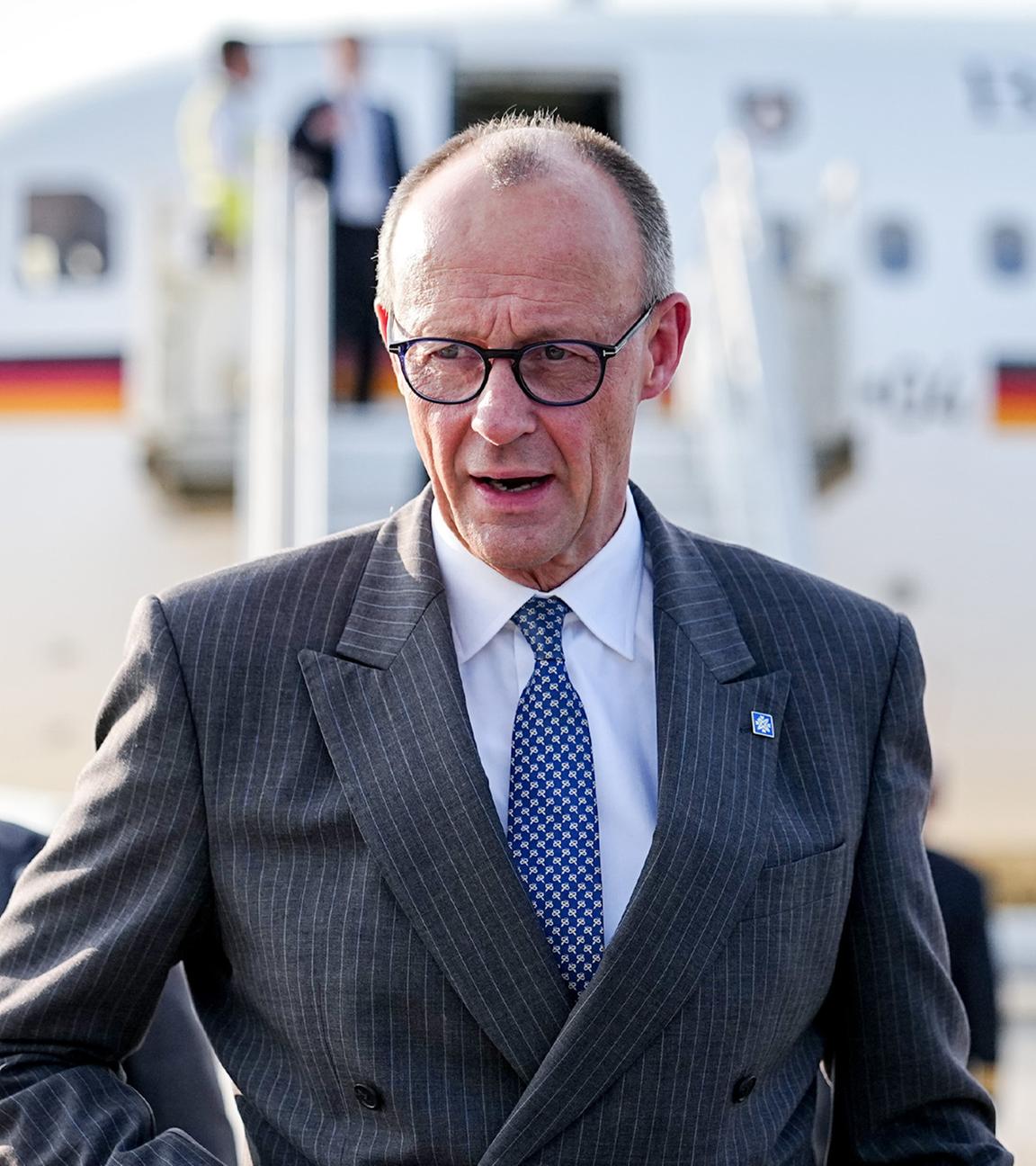 Bundeskanzler Friedrich Merz (CDU) komm am Flughafen Larnaka International auf Zypern an. 