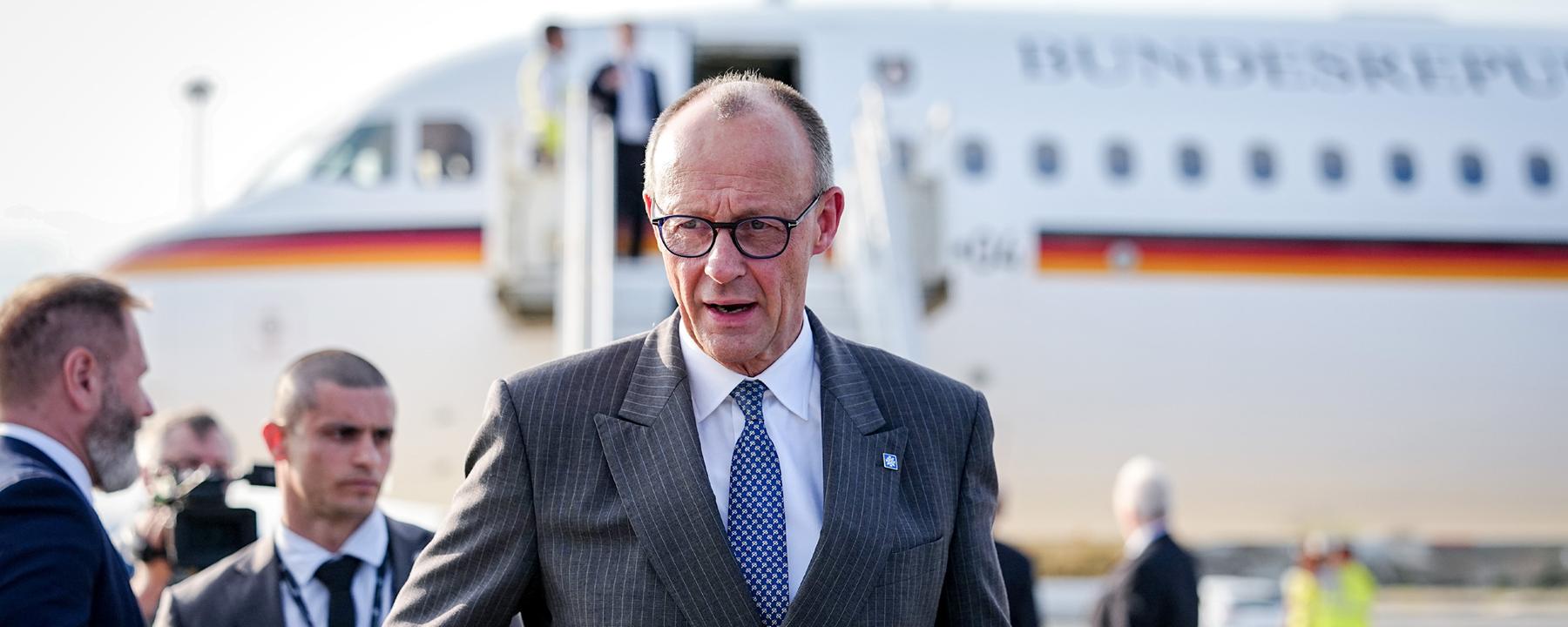 Bundeskanzler Friedrich Merz (CDU) komm am Flughafen Larnaka International auf Zypern an. 