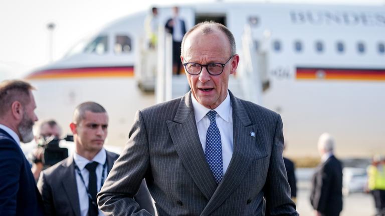 Bundeskanzler Friedrich Merz (CDU) komm am Flughafen Larnaka International auf Zypern an. 