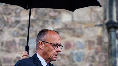 Bundeskanzler Friedrich Merz (CDU) gibt ein Pressestatement. Der Christopher Street Day in Berlin war am Vortag abgebrochen worden, nachdem ein Auto am Rande der Großveranstaltung in eine Menschenmenge gefahren war.